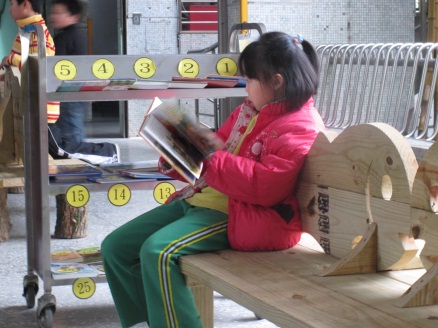校園角落閱讀空間的營造  ◎在校園各個角落擺放各式海洋造型的座椅，行動圖書推車一推出，座椅搖身成為閱讀的最佳位置。