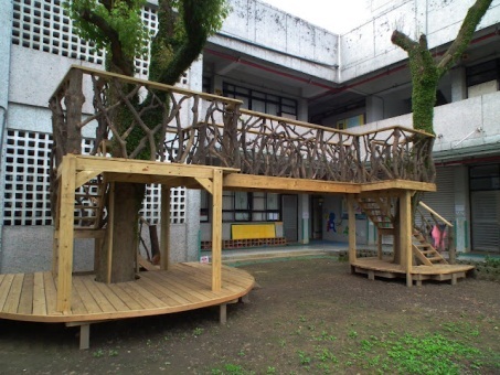 幼兒園樹屋平台底部也用木材圍出適合小朋友的活動平台
