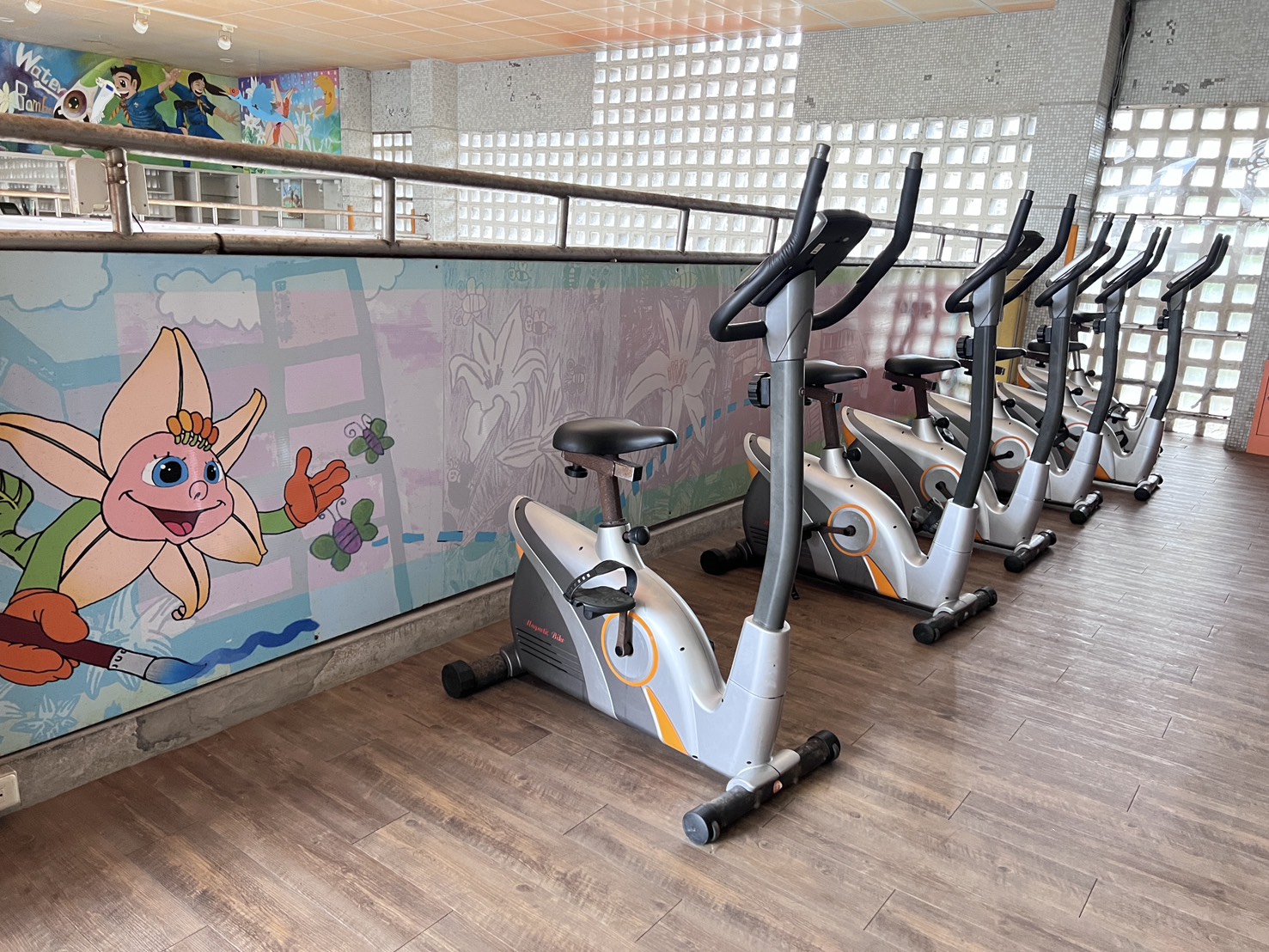 幼兒園樹屋平台底部也用木材圍出適合小朋友的活動平台